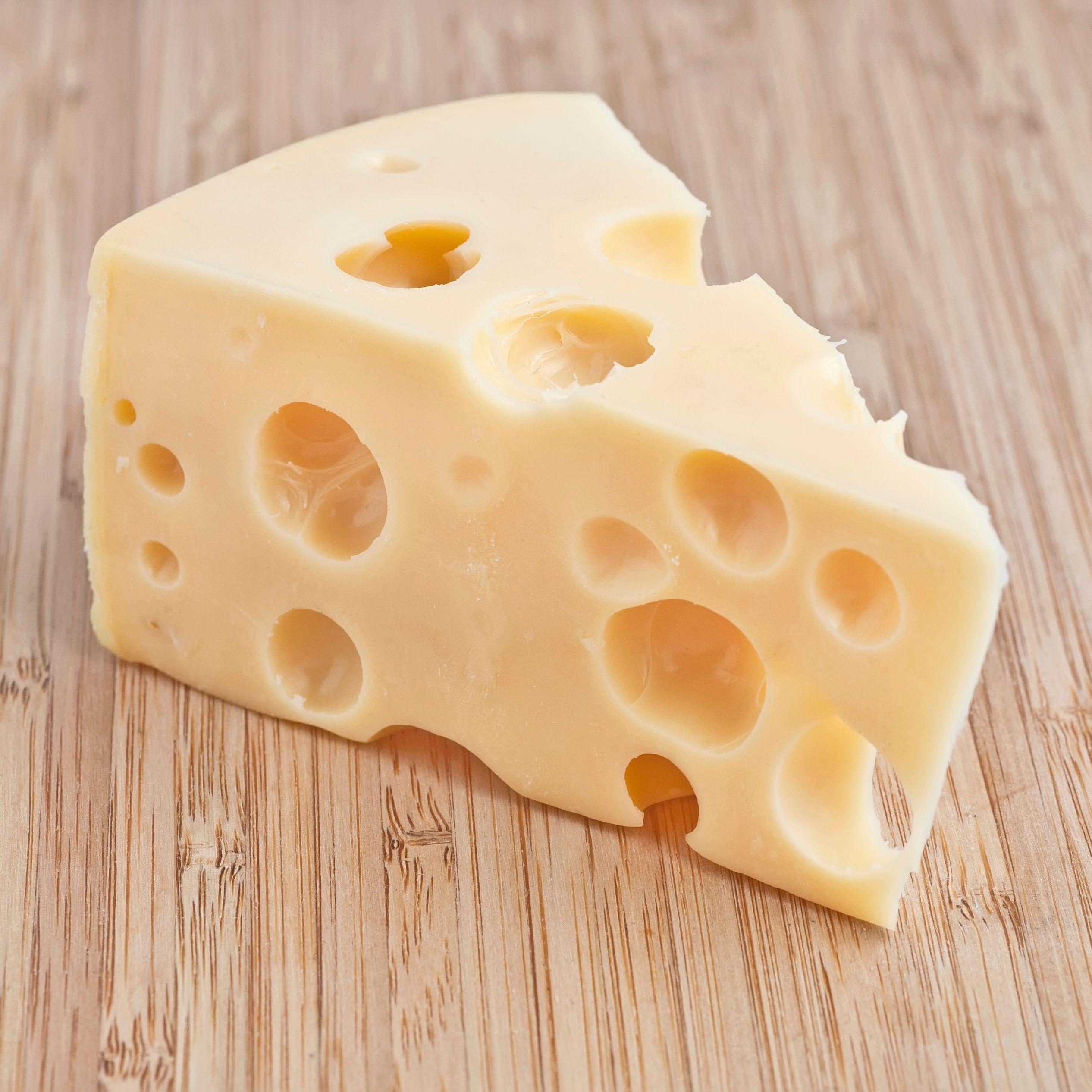 Сыр з дырочками. Сыр. Сыр с дырочками название. Сыр треугольный. Ломтик сыра.