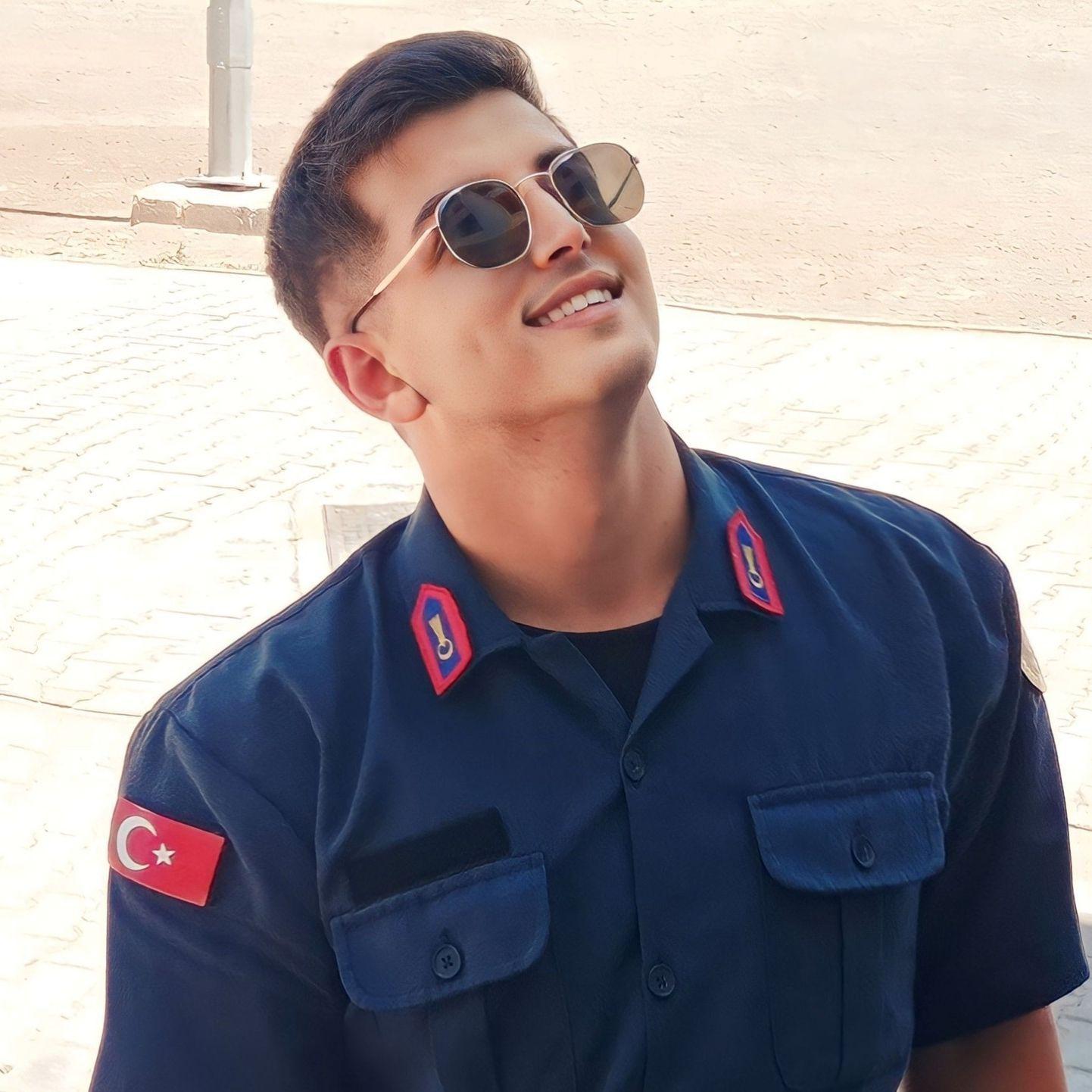-Handsomee avatar