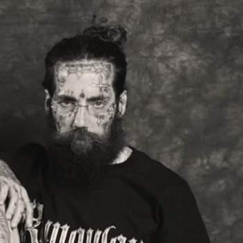 hoolign FACEIT avatar