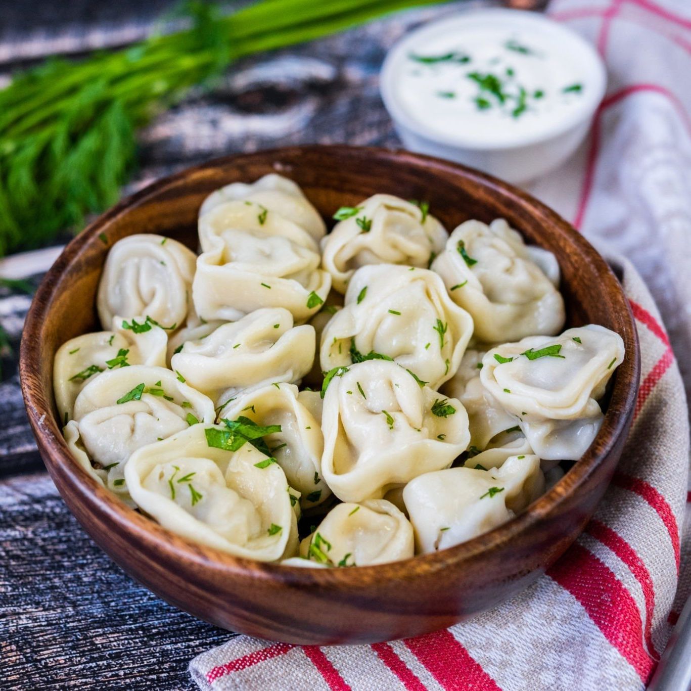 Идеальный пельмень. Нормы выработки пельменей ручной лепки. Пельмени. Кияу пельмэне. Пельмени с маслом.