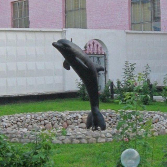 Песня фонтанчик с черным дельфином слушать. Оренбург черный Дельфин. Фонтан с черным дельфином. Фонтанчик с черным дельфином. Черный Дельфин памятник.