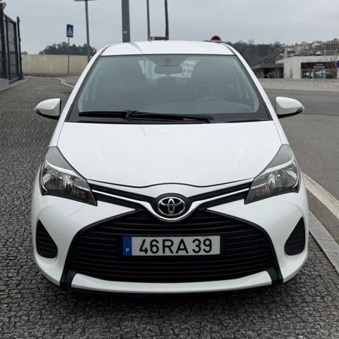 Yaris_Peek