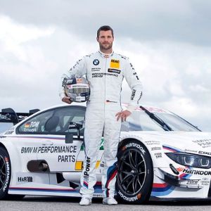 Гоночный акцент. Человек в гоночной машине. Гоночный автомобиль черный. Гоночные машины наскар. Брагин моторспорт.